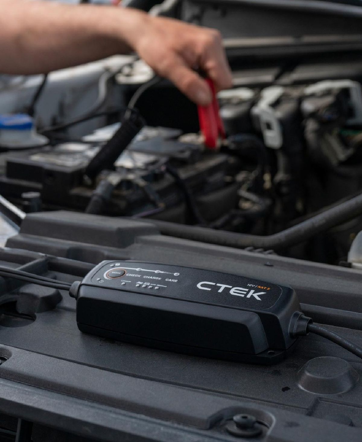 Batterieladeger�t 12 Volt / 5 Amp.